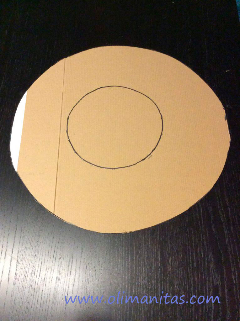 Con un cúter recortar la marca del diámetro exterior del cartón