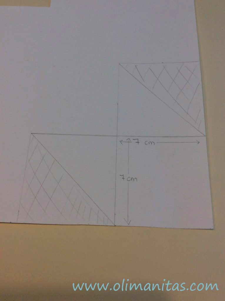trazamos una diagonal en los cuadradados laterales y recortamos
