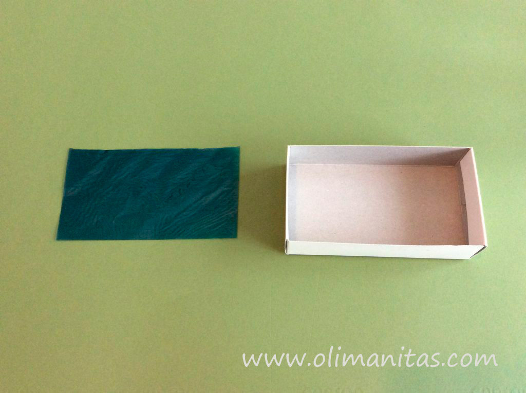 Recortar papel celofán de igual tamaño que la base