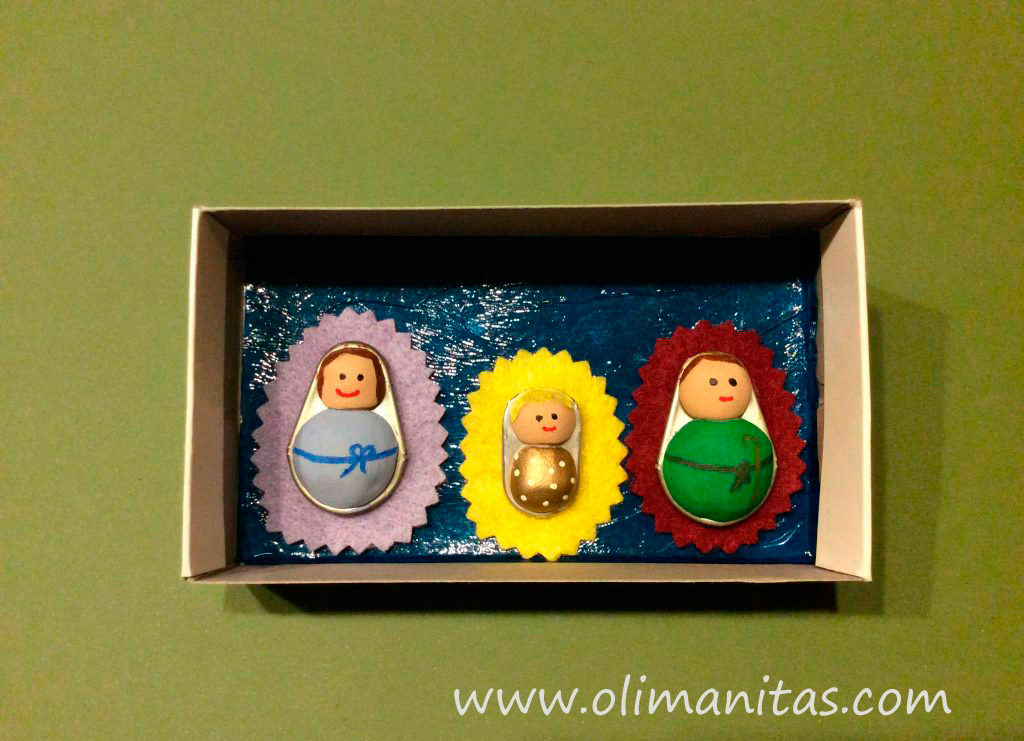 Pegar las figuras a la base de la caja