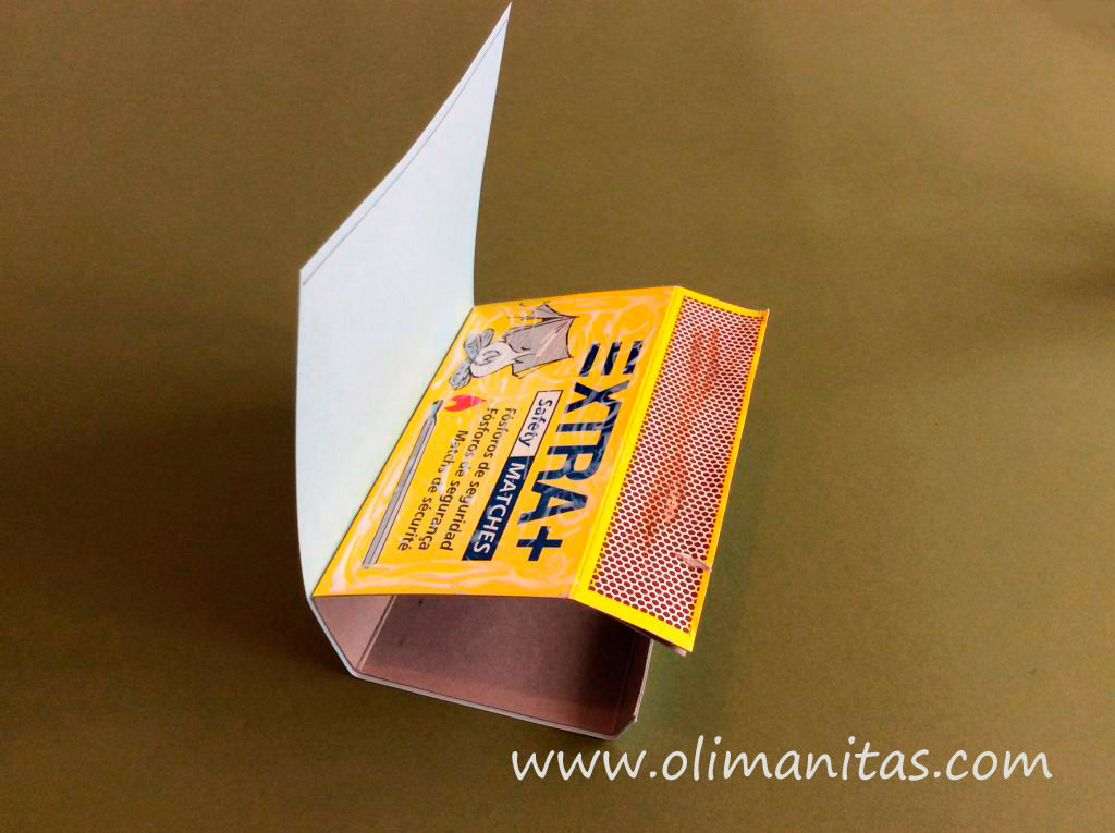 Pegamos la cartulina a la caja