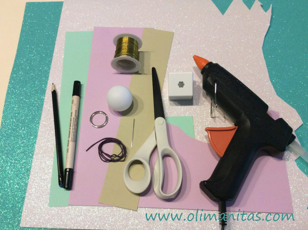 materiales necesarios para hacer un llavero de unicornio con una pelota de ping-pong