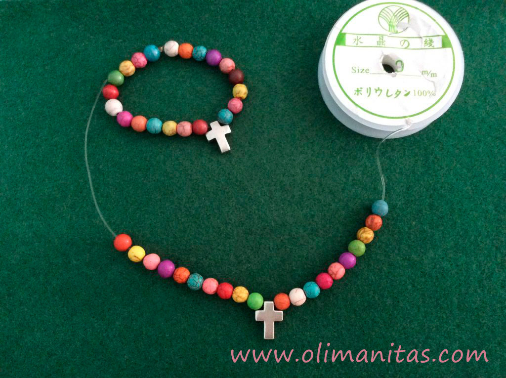 Coloqué 22 bolitas de colores para las pulseras de las mamás y 18 para la de las niñas