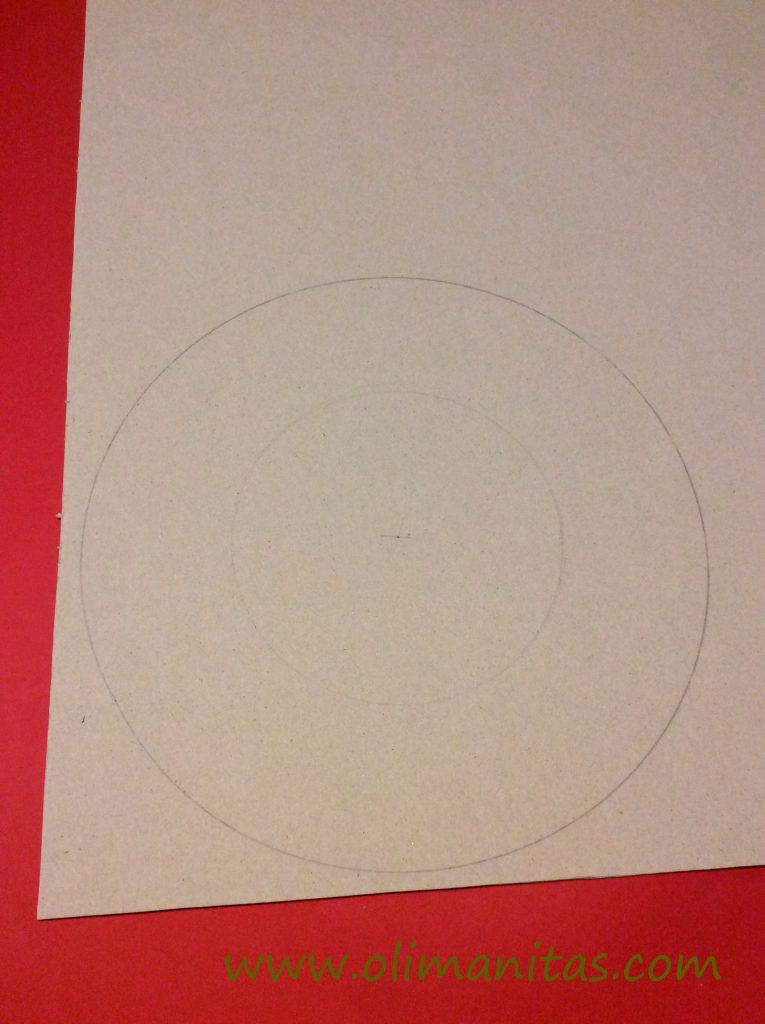 Para la circunferencia interior utilizo un plato mas pequeño, de 15,5 cm de diametro. Luego recortamos los dos trazos y obtenemos la base de la corona