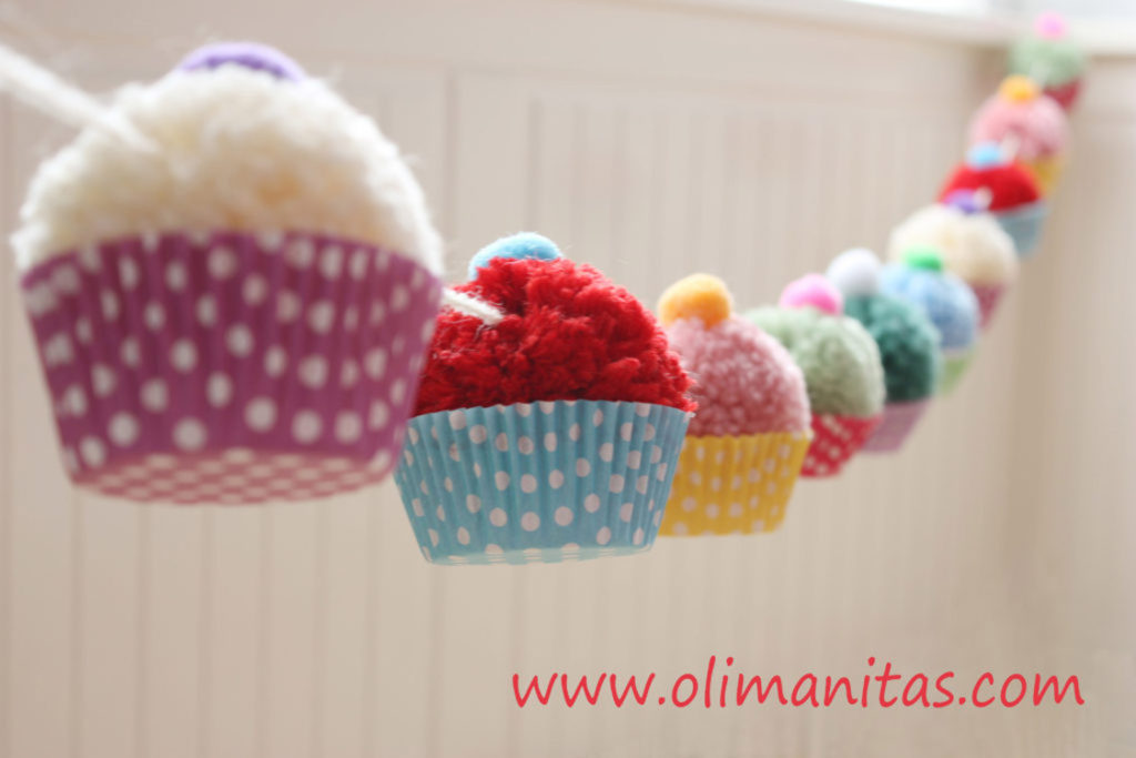 GUIRNALDA DE CUPCAKES CON POMPONES