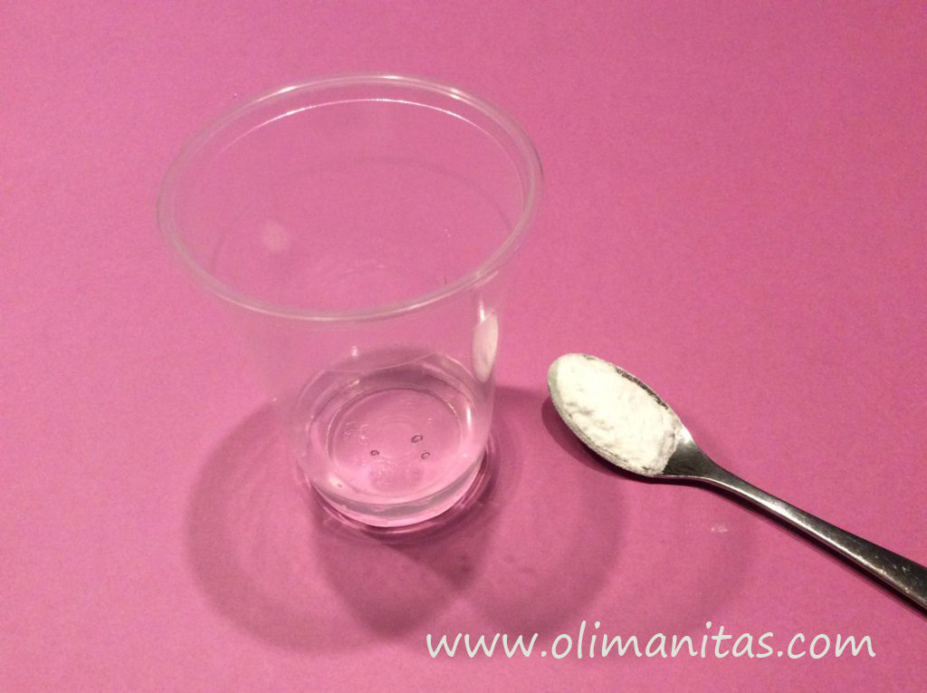 En un vaso con un dedo de agua echamos una cucharadita de bicarbonato