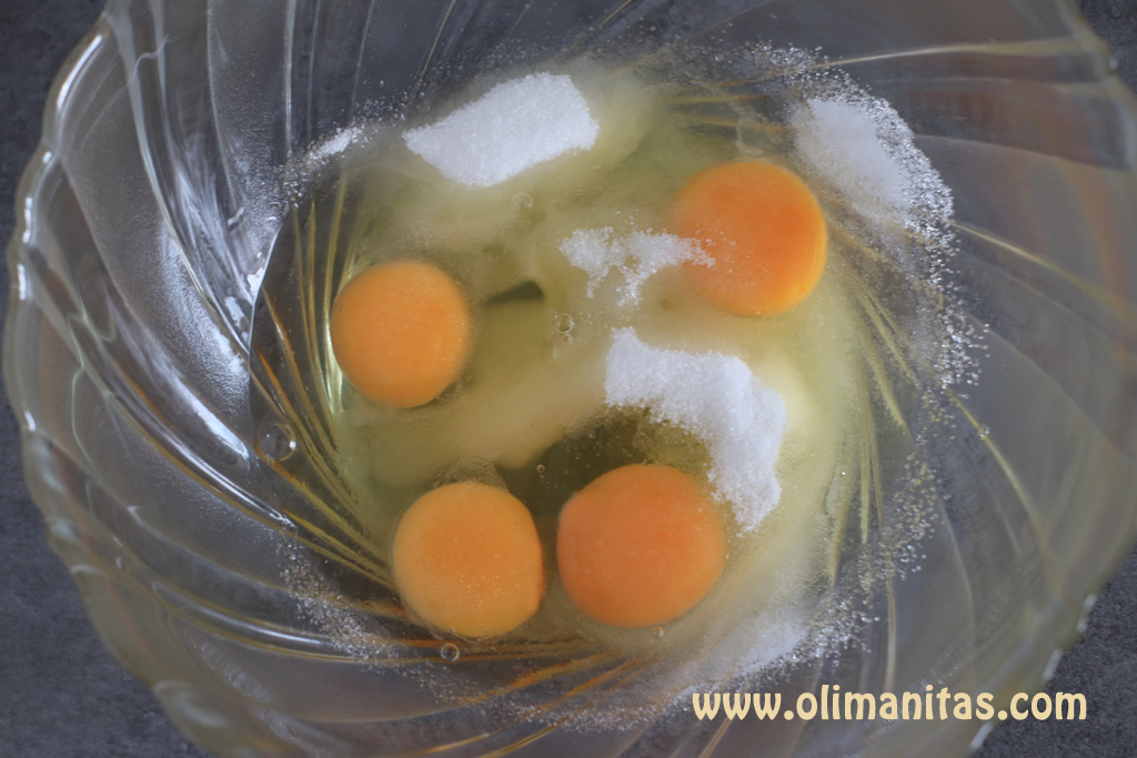 En un bol colocas los huevos y el azúcar y lo bates todo.