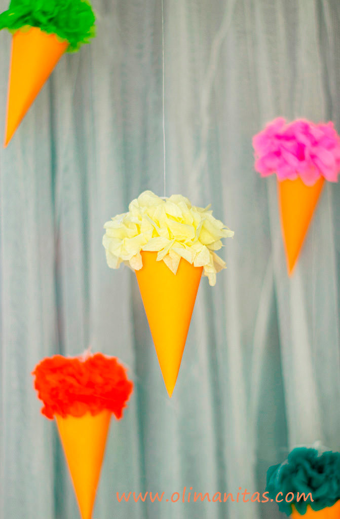 GUIRNALDA DE HELADOS Y POMPONES DE PAPEL