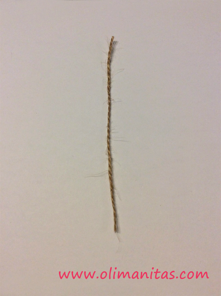 Cortamos un trozo de cuerda de pita de unos 12 cm aproximadamente