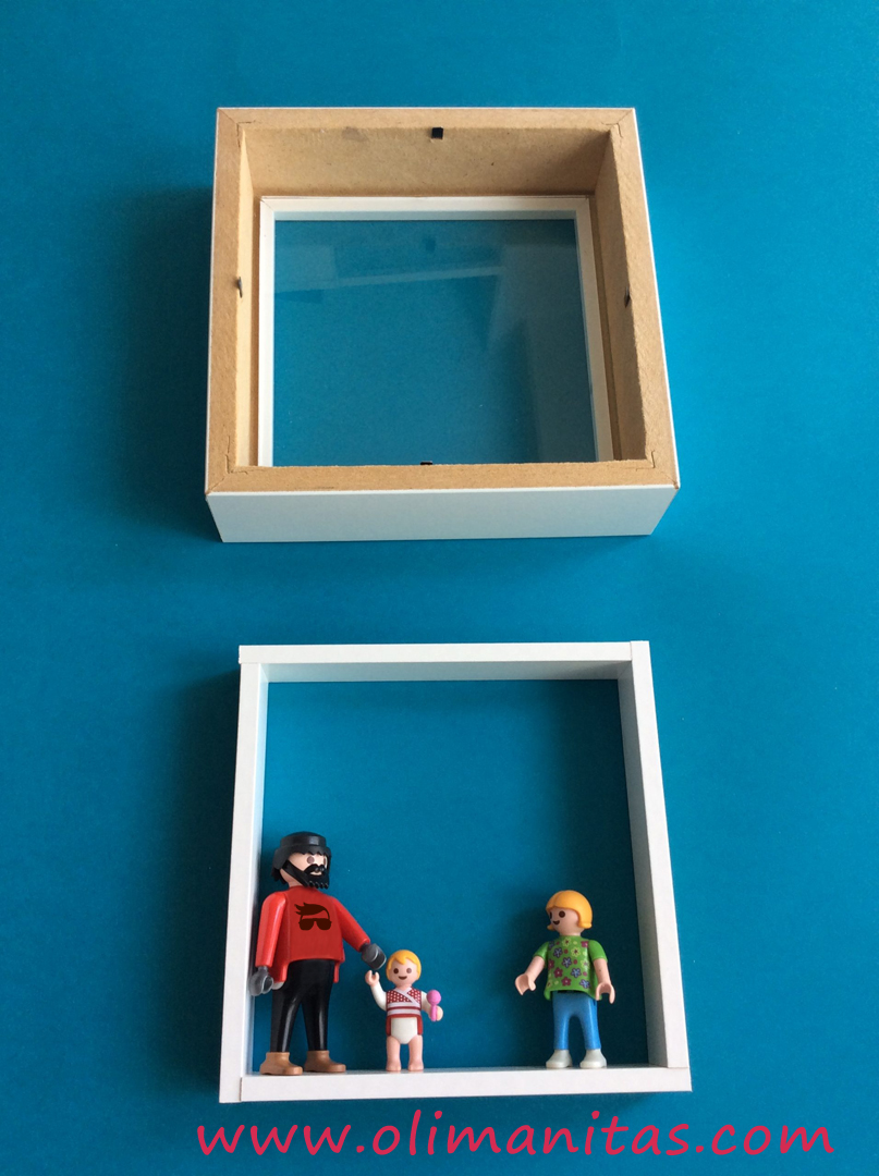 Elegimos un tipo de pegamento y pegamos los Playmobil en la posición que mas nos guste