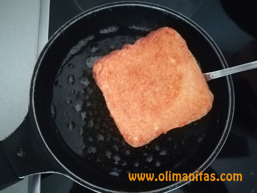 Freímos las rebanadas hasta que cojan un color dorado y luego las rebozamos en el azúcar con canela y dejamos reposar