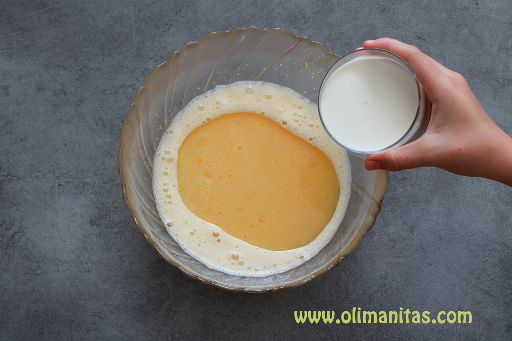 A continuación le añadimos el aceite de girasol y la nata para cocinar y seguimos batiendo toda la mezcla