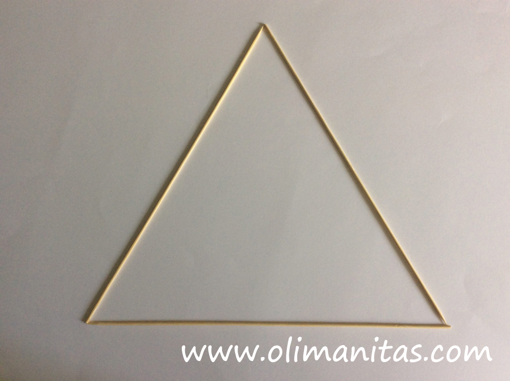 Vamos haciendo triángulos con los palos de madera y pegamos los vértices con un poco de silicona caliente