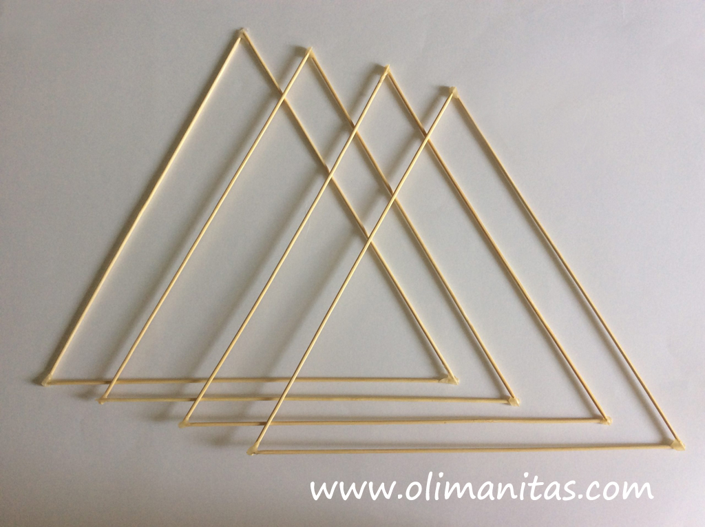 En total hacemos cuatro triángulos con los palos de madera