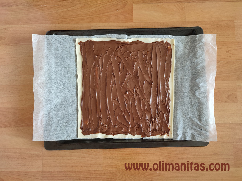 Extender la crema de cacao por toda la masa