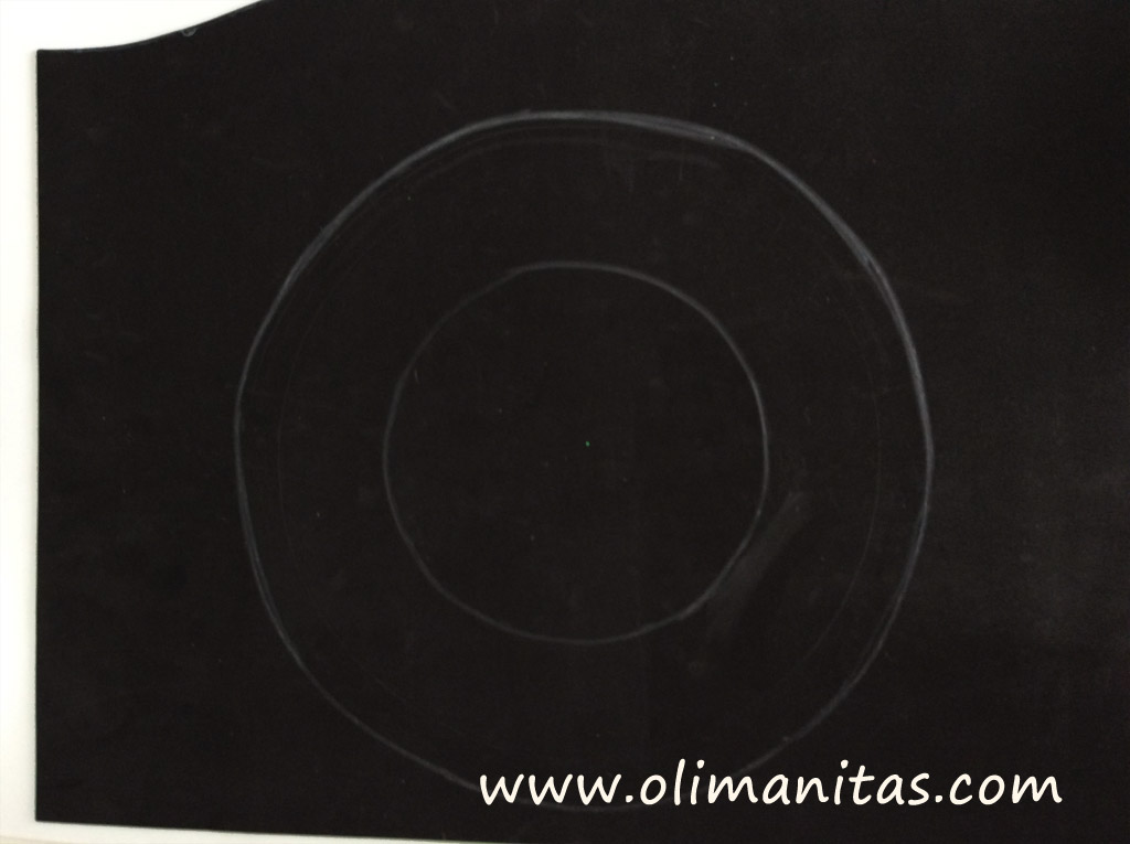 en otro trozo de goma Eva negra marcamos dos círculos concéntricos para formar el ala del sombrero