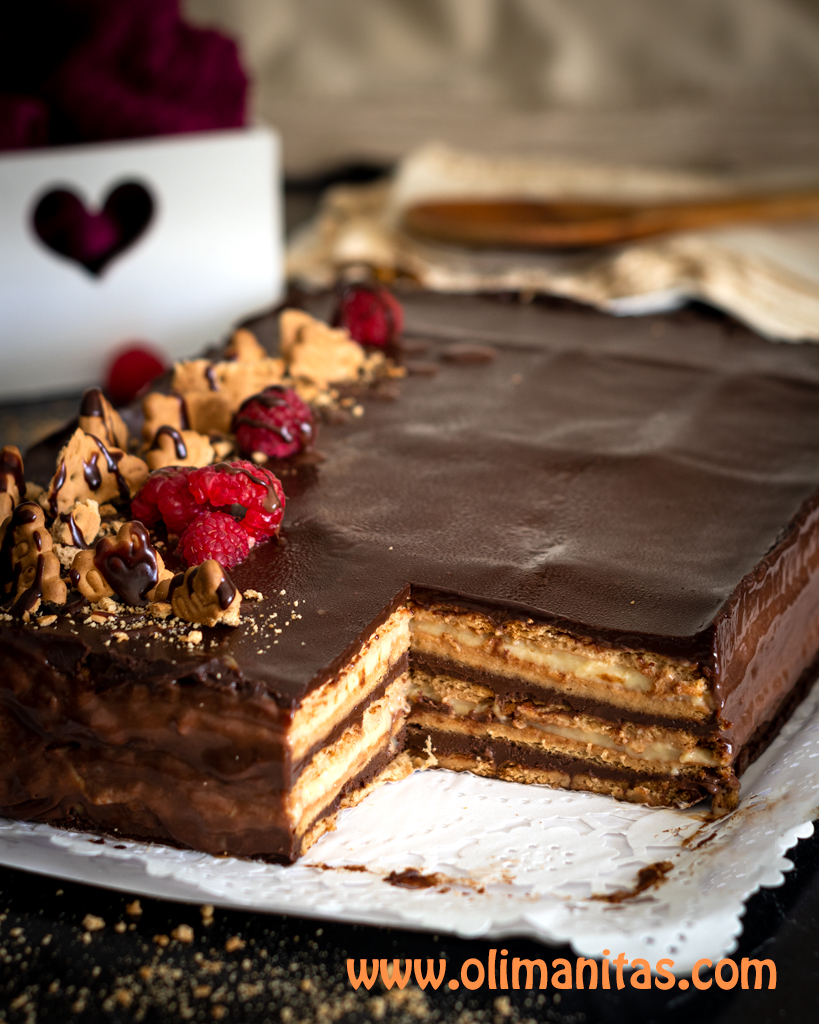 Decoración de la tarta de galletas, chocolate y natillas