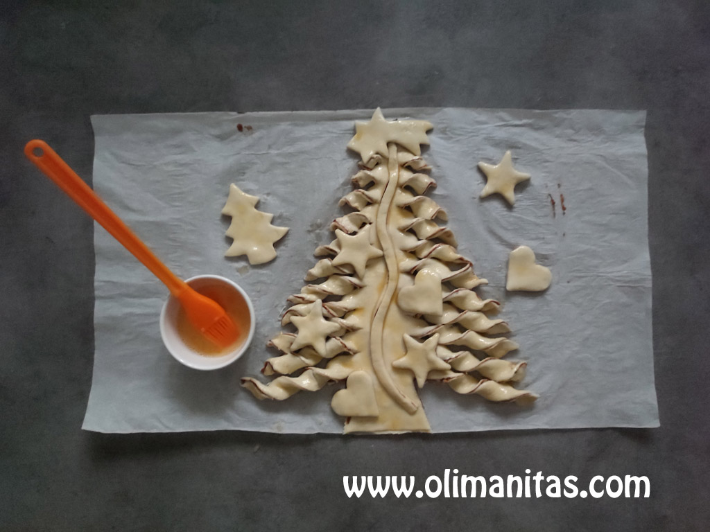 Con la yema de un huevo barnizamos todo el árbol de Navidad