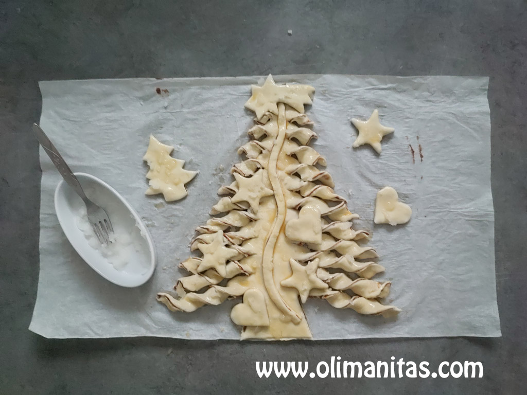 Espolvoreamos un poco de agua mezclada con algo de agua sobre el árbol de Navidad 