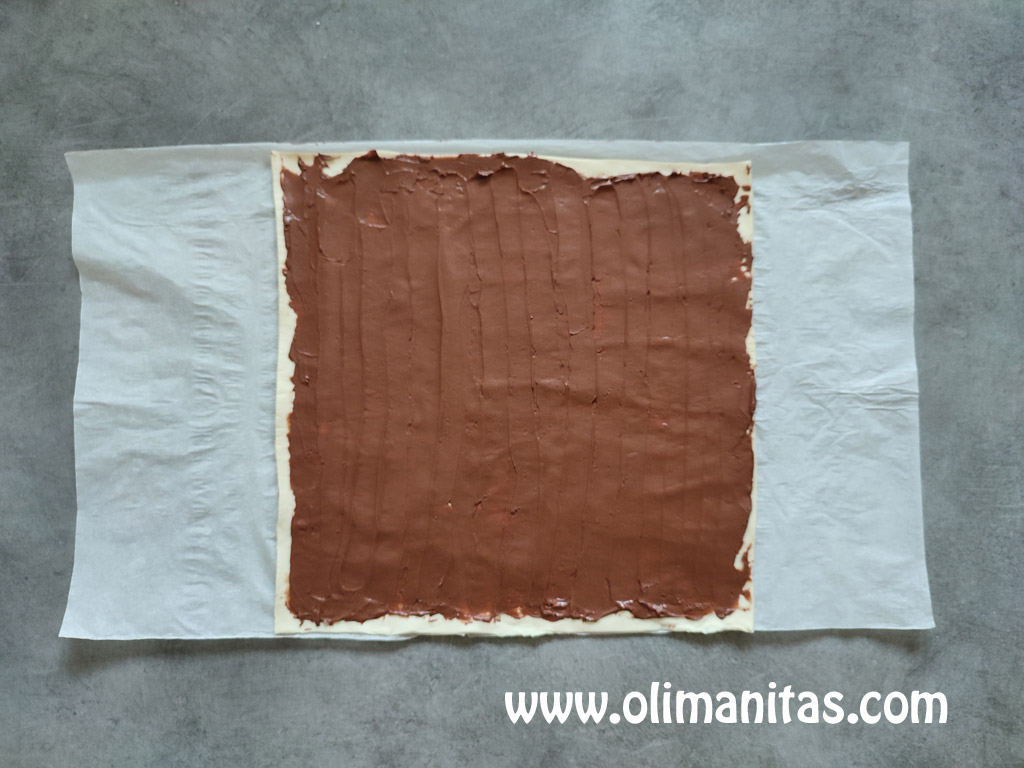 Cubrimos toda la lámina de hojaldre con crema de cacao y avellanas