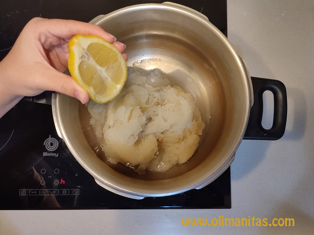 Añadimos el zumo de un limón a la cidra