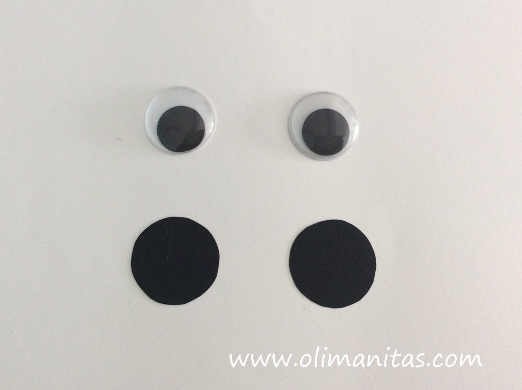 Preparamos los materiales para hacer los ojos del disfraz de Olaf.