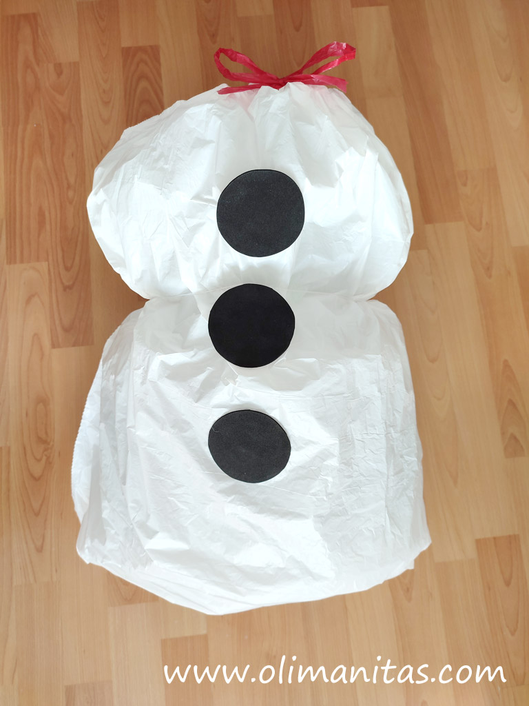 Así le damos forma y volumen al cuerpo del disfraz de Olaf. Muñeco de nieve.