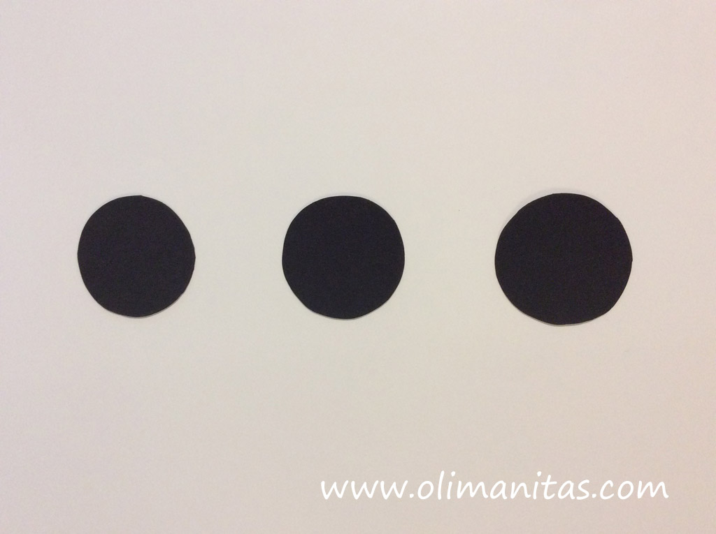 Ahora elaboramos los tres botones negros típicos del disfraz de Olaf.