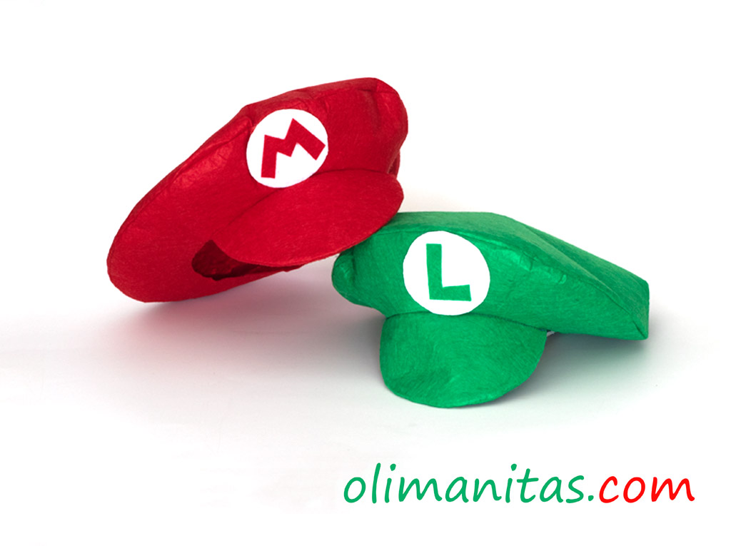 Así quedaría finalmente nuestras gorras para el disfraz de Mario y Luigi