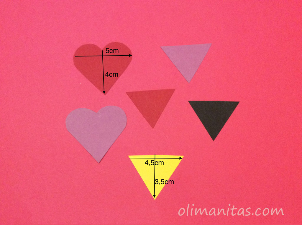 Hacemos las puntas de las flechas de Cupido con dos motivos, triángulos y corazones