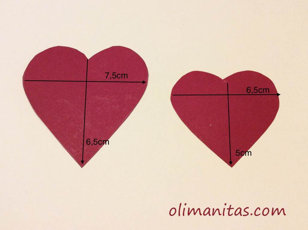 Recortamos varios corazones con las medidas de la foto. Uno de 7,5 cm x 6,5 cm y otro de 6,5 cm por 5 cm