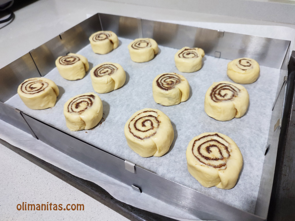 Colocamos los Cinnamon rolls en una fuente alta y dejamos fermentar a temperatura ambiente unas 2 horas aproximadamente.