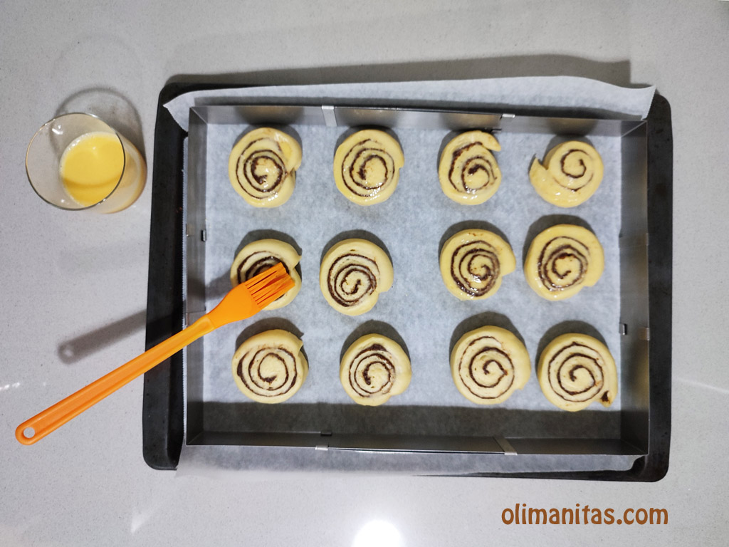 Pintamos los Cinnamon Rolls con un huevo batido para cojan un color dorado.