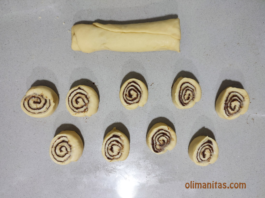 Enrollamos la masa junto con el relleno y cortamos en trozos de 2-3 centímetros o mas, en función de la altura que queremos que alcance nuestros Cinnamon Rolls.