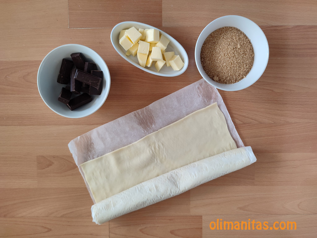 Ingredientes necesarios para hacer palmeritas de chocolate.