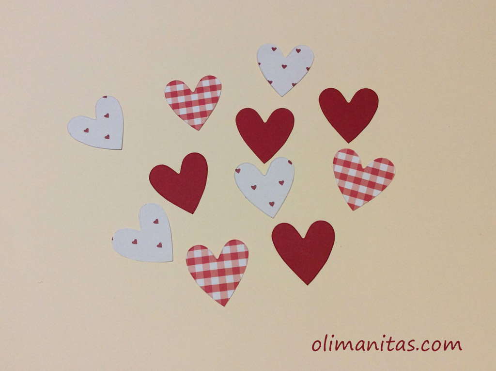 Recortamos varios corazones en papeles decorados con diferentes motivos y algunos en color liso.