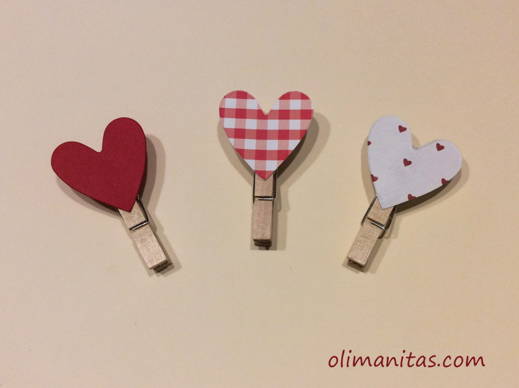 Ya tenemos listas nuestras pinzas para fotos para el día de San Valentín. Si colocamos un trozo de cuerda en la pared, por ejemplo y repartimos nuestras pinzas con corazones por todo el largo de la cuerda.