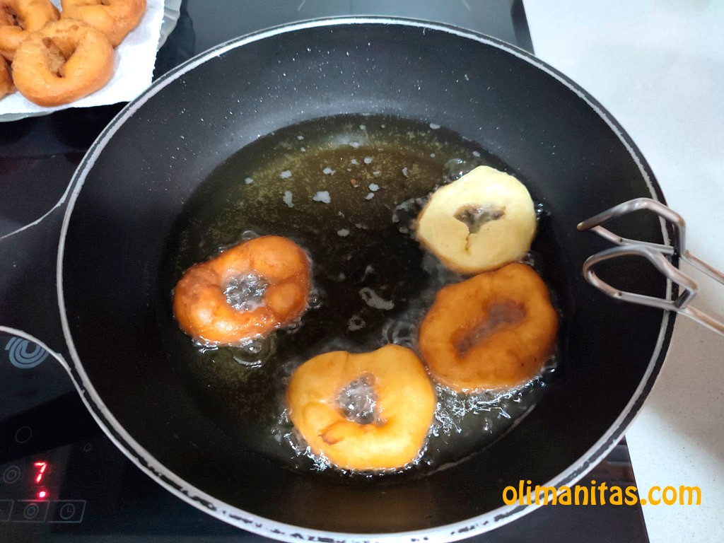 Freímos las rosquillas buscando que adquieran un color dorado.