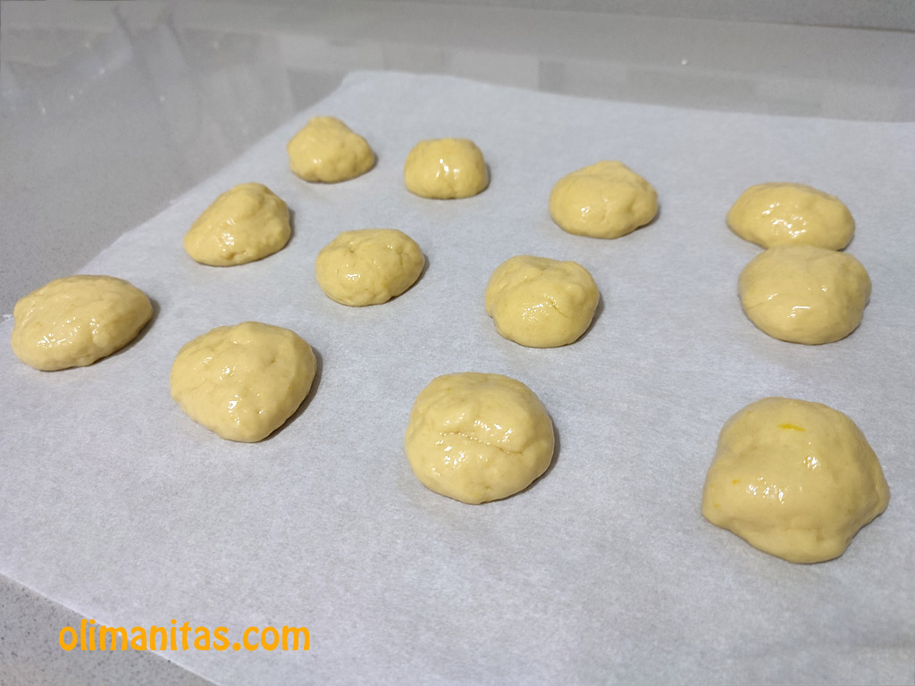 Para darle forma a las rosquillas primero hacemos pequeñas bolitas con la masa.