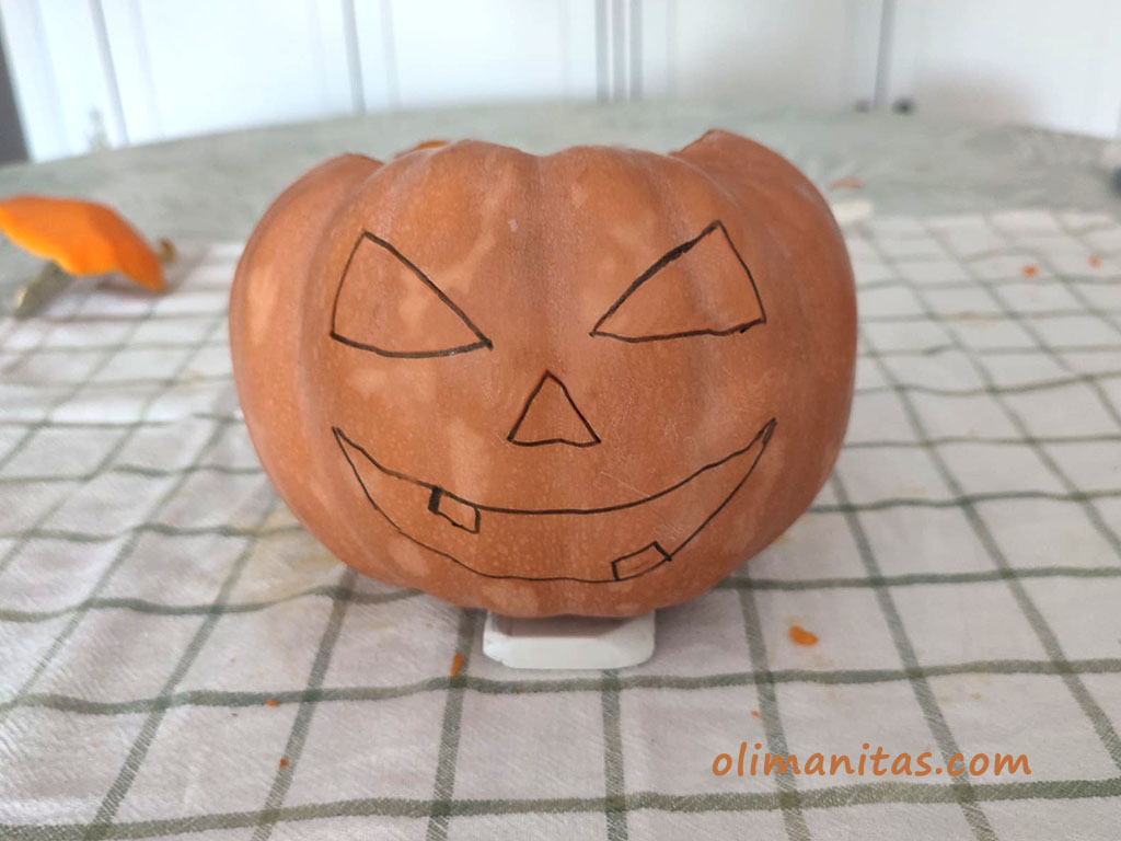 Pintamos la cara de nuestra terrorífica calabaza de Halloween
