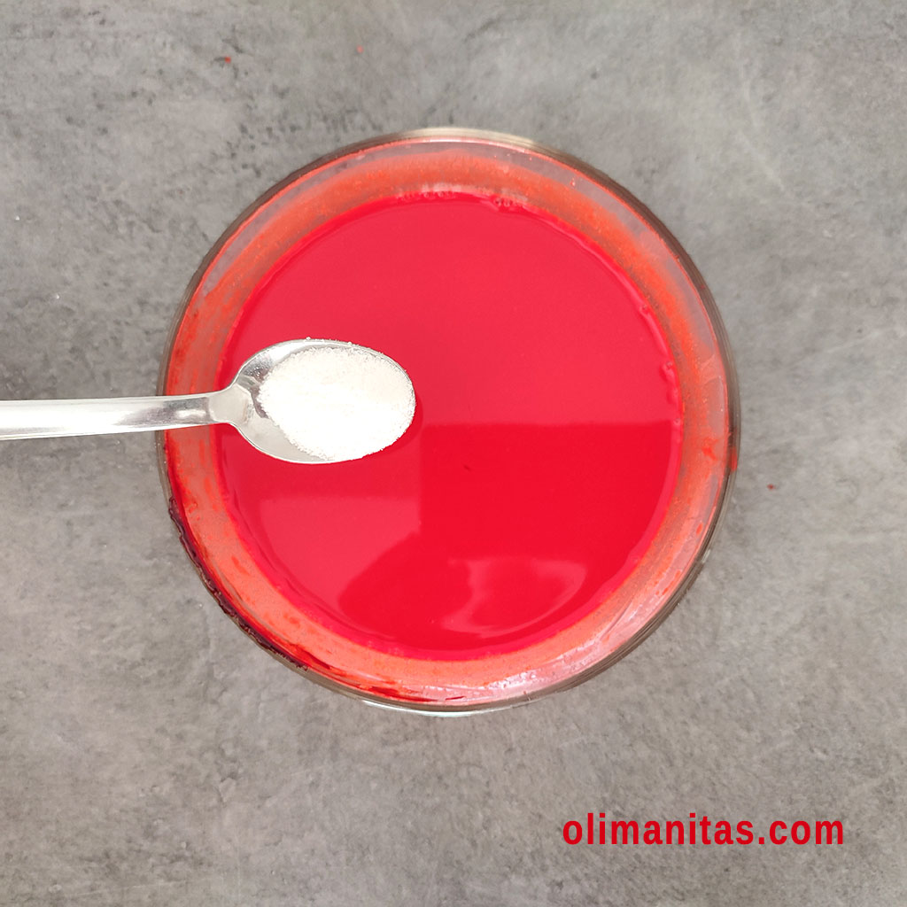 En el bol donde está el Buttermilk le añadimos el colorante rojo y el azúcar vainillado