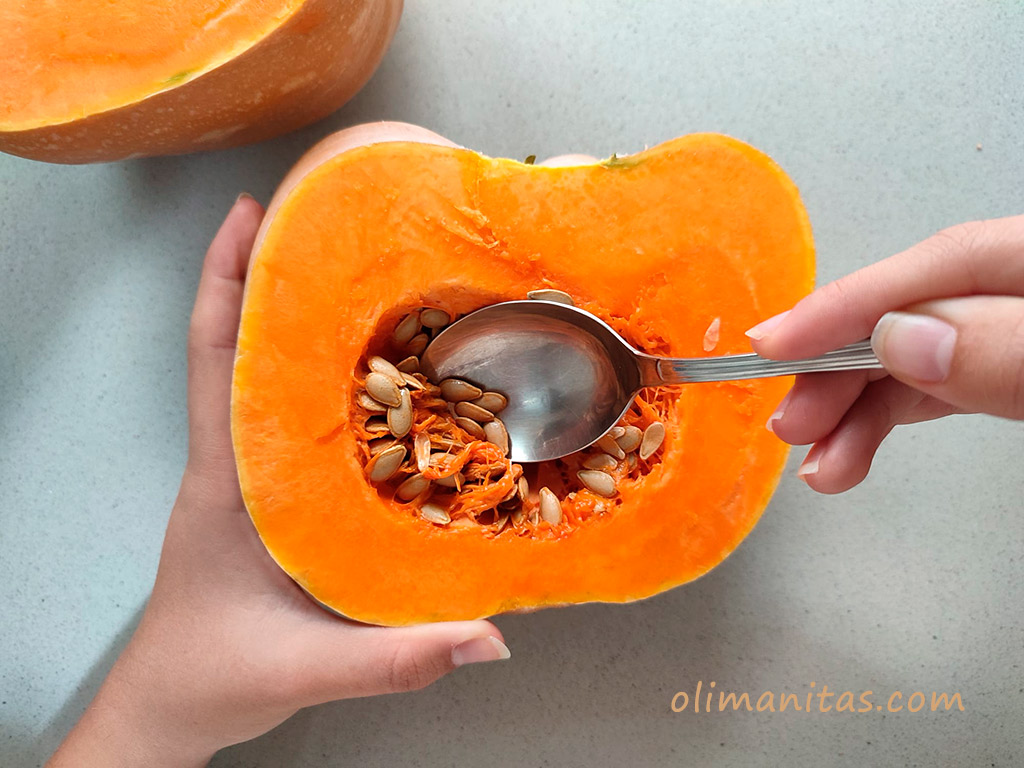 Extraemos todas las semillas del interior de la calabaza