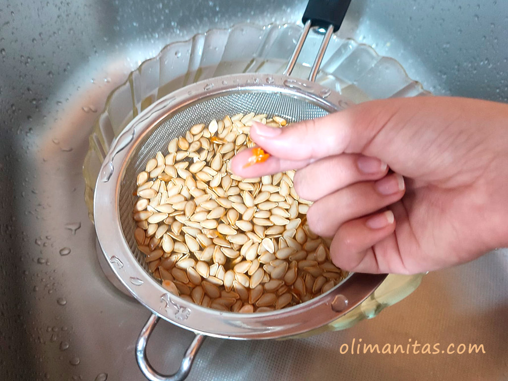 Con la ayuda de agua y de un colador limpiamos totalmente las pipas