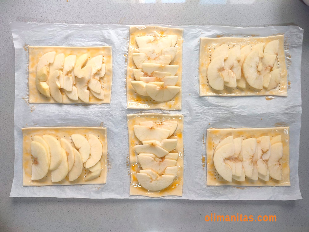 Colocamos las láminas de manzanas en las porciones de hojaldre