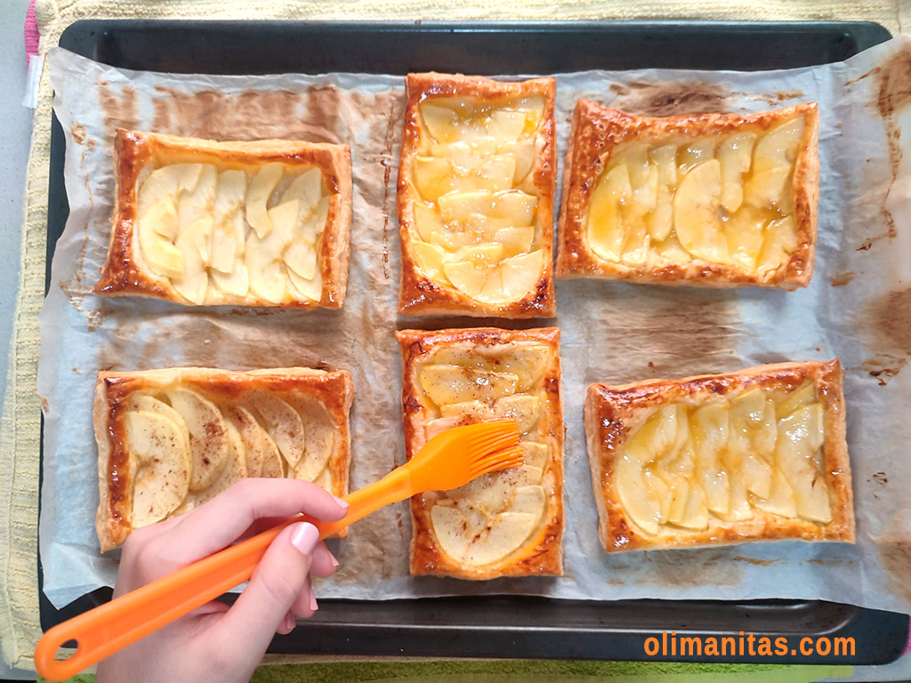 Pincelamos todas las porciones de hojaldre de manzana con la mermelada de albaricoque