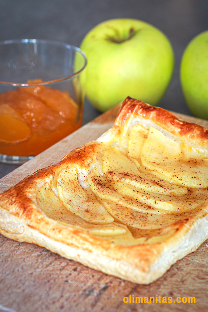 Aquí tienes un delicioso postre de hojaldre de manzana