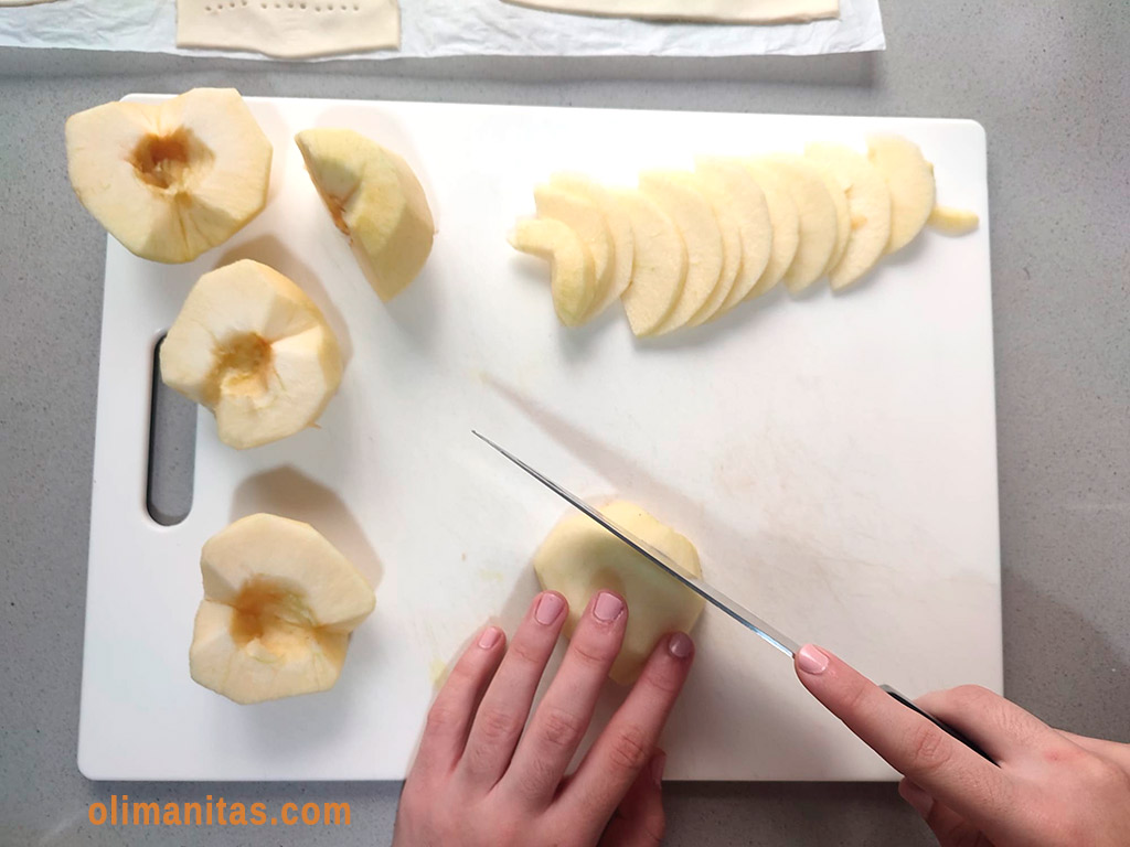 Cortamos en finas láminas toda las porciones de manzanas